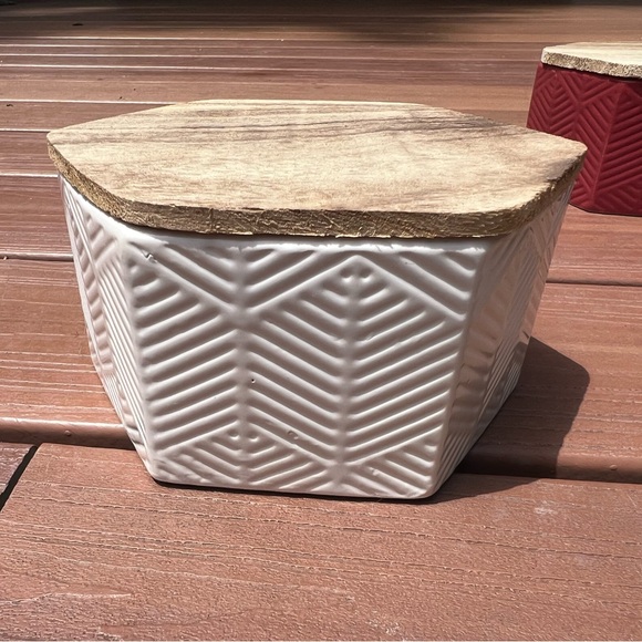 Set of two ceramic hexagon storage containers with wood lids with gasket - Picture 3 of 16
